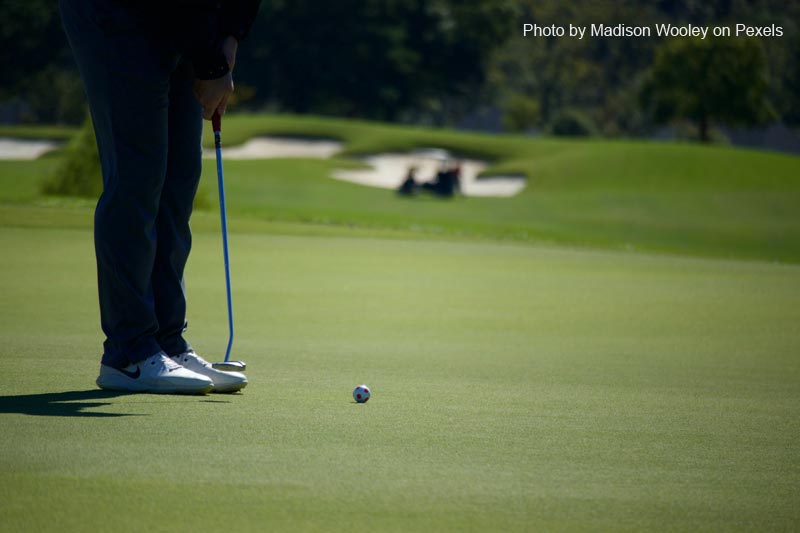 Synthetic putting green